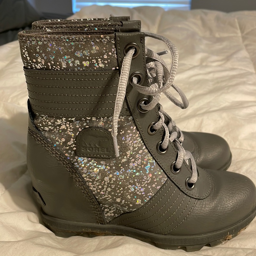 Girls Sorel boots size 4